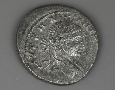 une pièce d'argent représentant une femme