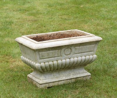 une jardinière posée au milieu d'un champ herbeux