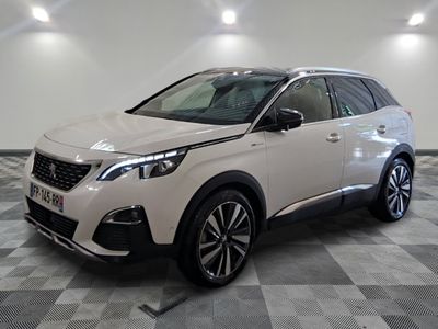 la voiture blanche est garée dans le garage sur un sol en damier