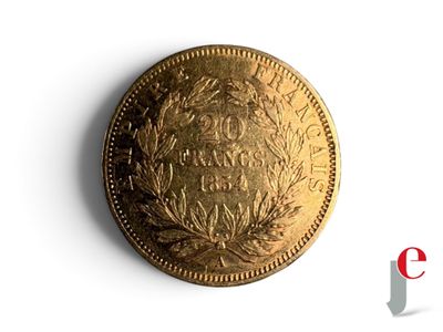 une pièce d'or posée sur un fond blanc, avec un logo rouge et blanc