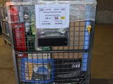 un chariot contenant beaucoup d'articles dans un entrepôt