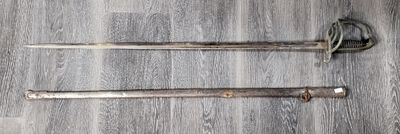 deux paires de ciseaux sur un plancher en bois