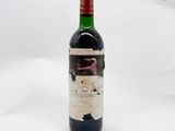 une bouteille de vin posée sur une table