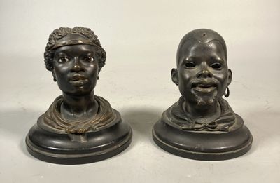 paire de bustines en bronze représentant des hommes africains, sur socles