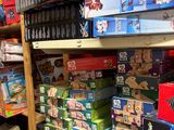 beaucoup de jouets sur les étagères du magasin