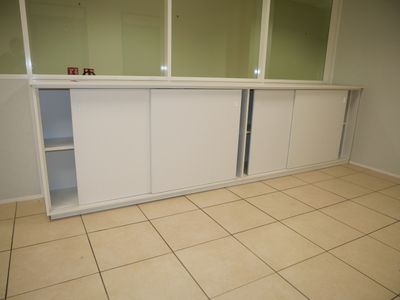 trois meubles bas stratifié portes coulissantes, à démonter,…