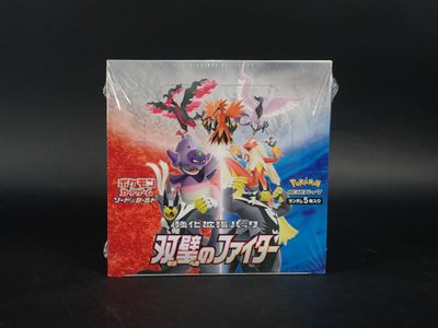 boîte du jeu de cartes Pokémon sur laquelle figure l'image d'un personnage Pokémon