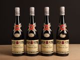trois bouteilles de vin posées sur une table l'une à côté de l'autre