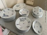 un grand nombre d'assiettes posées sur une table
