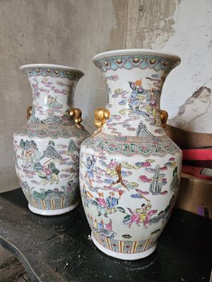 deux vases posés sur une table