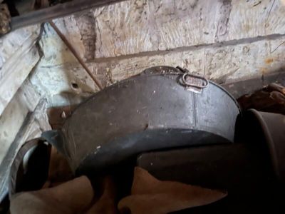 une grande casserole en métal posée sur une table en bois