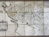 une vieille carte accrochée au mur d'un bâtiment sur lequel figure une carte