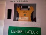 a sign that says defibilateur on the front of a machine