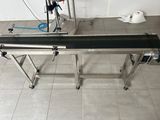 une machine posée sur une table dans une pièce