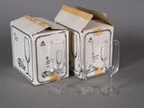 deux verres à vin vides posés l'un à côté de l'autre