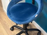 une chaise bleue posée devant un bureau