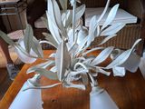 une table sur laquelle se trouve un vase de fleurs