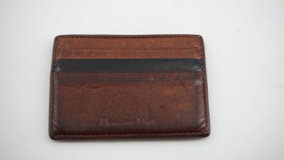 un portefeuille en cuir marron surmonté d'un porte-cartes