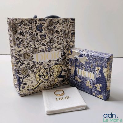 Deux sacs sont posés l'un à côté de l'autre sur une table