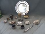 beaucoup d'objets en argent posés sur une table
