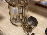 une lampe posée sur une table à côté d'autres objets