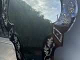un miroir posé sur le rebord d'une fenêtre