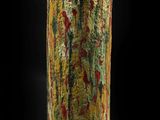 une image représentant un grand vase orné d'un motif coloré