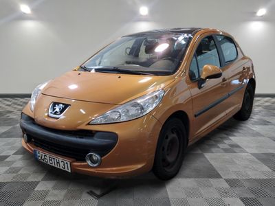 une photo d'une petite voiture orange garée dans un garage