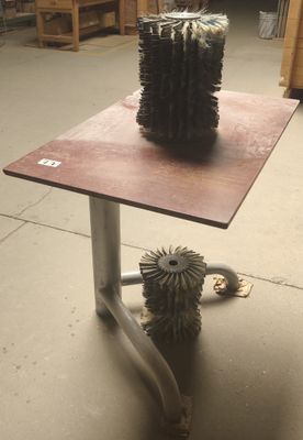 une table sur laquelle sont posés plusieurs pinceaux