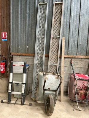 de nombreux outils qui traînent à l'extérieur d'un bâtiment