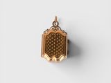 un petit cadenas doré orné d'un motif floral