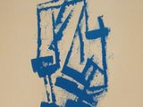 une image représentant un tableau bleu et blanc accroché à un mur beige