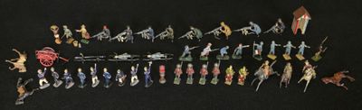 tout un tas de figurines posées sur une table