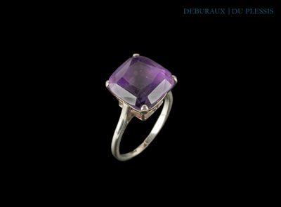 Gros plan sur une bague ornée d'une pierre violette