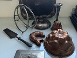 une table sur laquelle se trouvent un moule à gâteau, un couteau et d'autres objets