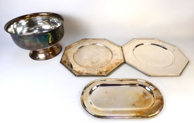 Lot de plats et vasque (H: 17 cm) en métal argenté.