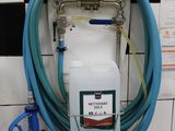 un tuyau bleu fixé au mur dans des toilettes publiques
