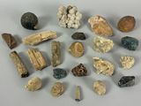 de nombreux types de roches et de pierres sur la table
