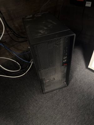 une tour d'ordinateur sur laquelle sont posés un clavier et une souris