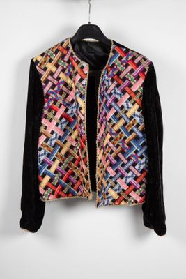 une veste multicolore suspendue à un cintre