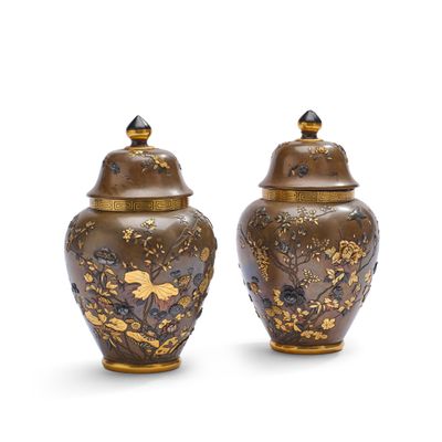 paire de vases asiatiques ornés de motifs dorés et noirs