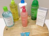 de nombreux types de produits de soin pour la peau présentés sur un plateau en bois