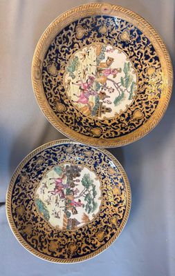 deux assiettes chinoises ornées de motifs dorés et bleus