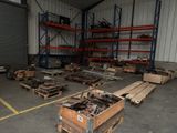 un grand entrepôt rempli de métal et de bois