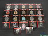 de nombreux badges posés sur une table noire