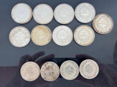 un lot de pièces de monnaie posées sur une table