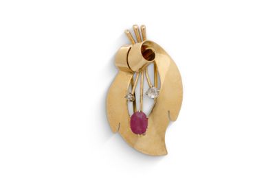 une image représentant une broche en or sertie d'un rubis