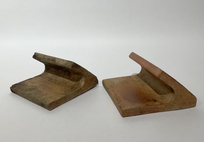 paire de serre-livres anciens en bois