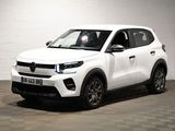 le 4x4 blanc est garé dans une grande pièce au sol en damier