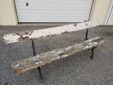 un banc en bois posé devant un garage
